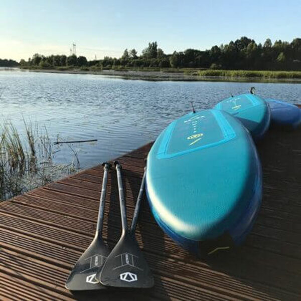 SUP dēļi pie Daugavas uz laipas.