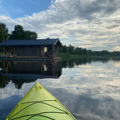 Murdiņu pontons un zaļš kajaks Daugavā.