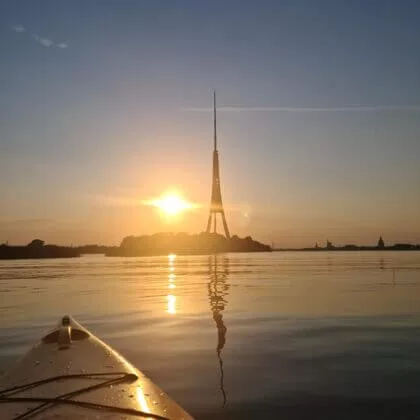 Saulriets ar televīzijas torni fonā.