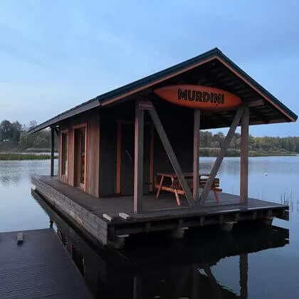 Murdiņu pontons nomai pie upes.