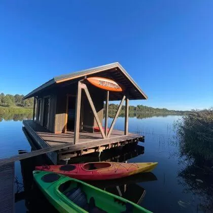 Murdiņu pontons ar kajakiem nomai.